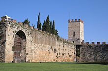 Le mura pisane viste da piazza del Duomo, con la porta e torre del Leone e la torre di Santa Maria; Nino e suo nonno contribuirono all'espansione delle fortificazioni che circondavano la città.