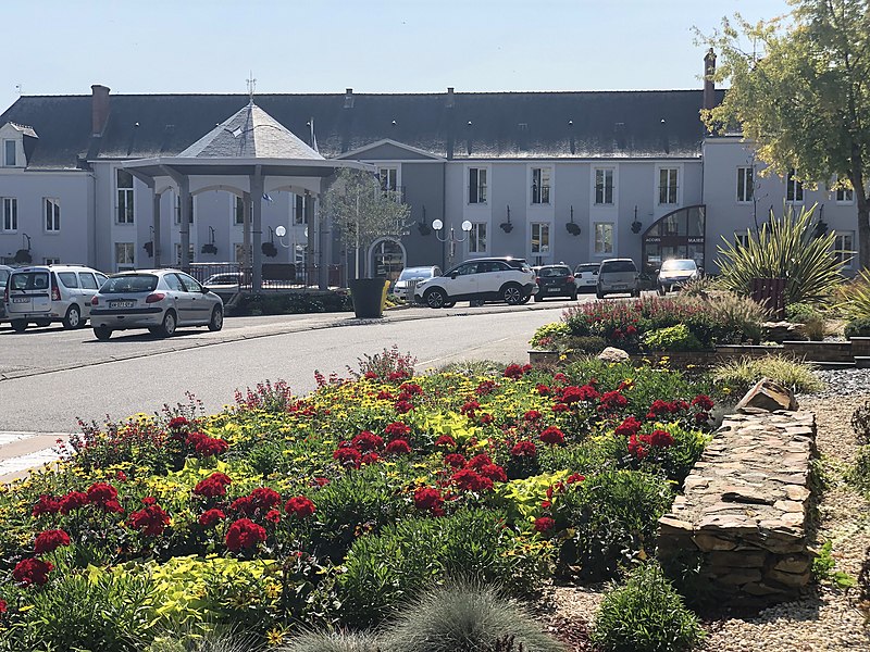 File:Place de l'Europe - Renazé.jpg