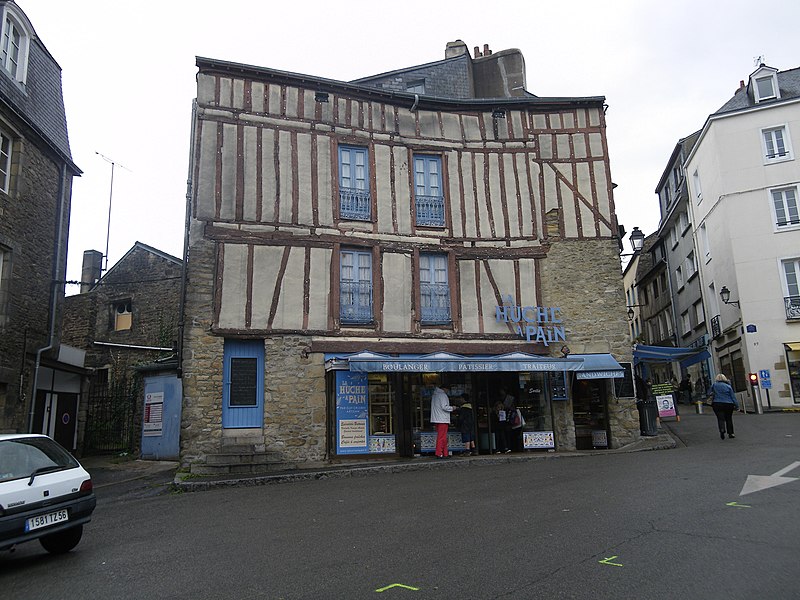 File:Places des lices a vannes - panoramio.jpg