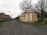 Čeština: Kaplička v Podštělech. Okres Karlovy Vary, Česká republika.