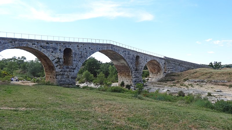 File:Pont Julien, near Bonnieux.jpg