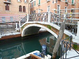 le Ponte Ognissanti entre Calle Nicolosi et Rio terà Ognissanti