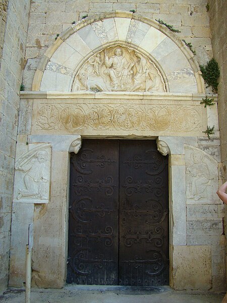 File:Portal der Cathedrale Maguelone klein.jpg