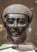 Capul unui egiptean din Teba; circa 2000 î.Hr.; granit; Muzeul Egiptean din Berlin (Germania)