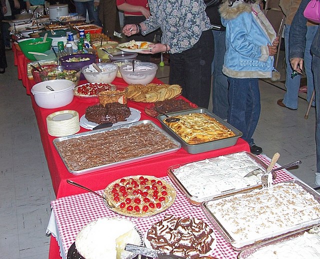 https://upload.wikimedia.org/wikipedia/commons/thumb/9/90/Potluck06.jpg/640px-Potluck06.jpg