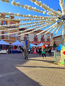 Plaza Mayor de la localidad decorada, con orquesta y disfraces tradicionales durante la XII Feria de Muestras