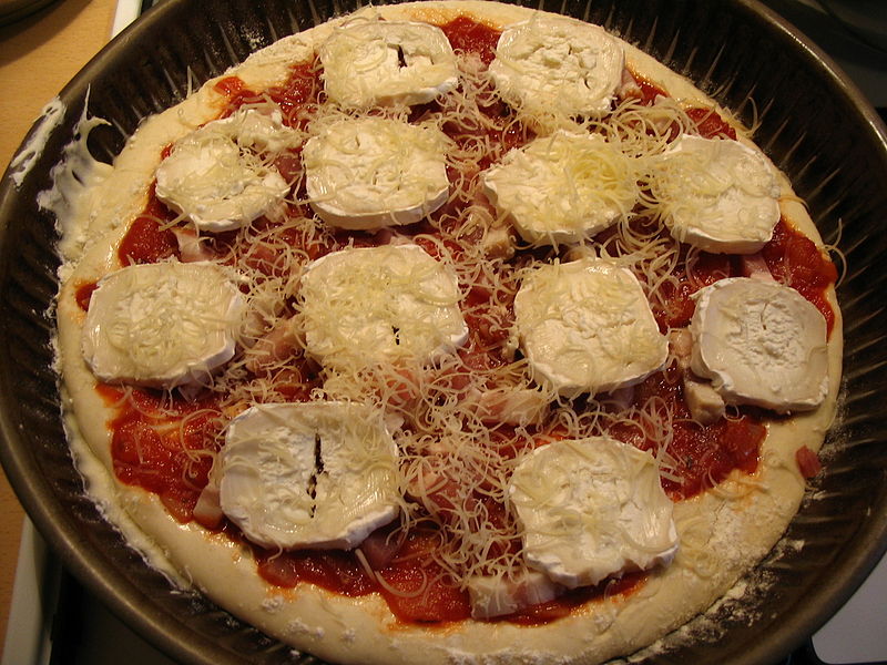 File:Preparation pizza au chevre3.JPG