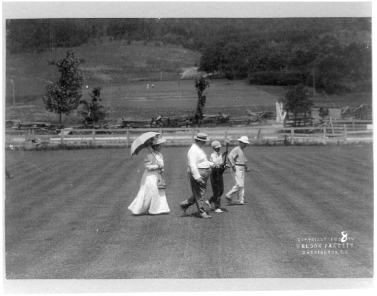 File:President W.H. Taft and group on golf course LCCN2002722992.jpg