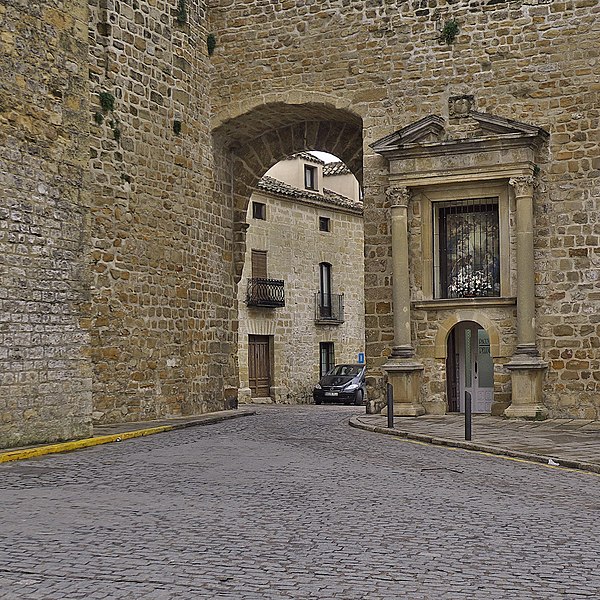 File:Puerta de Úbeda. Baeza.jpg