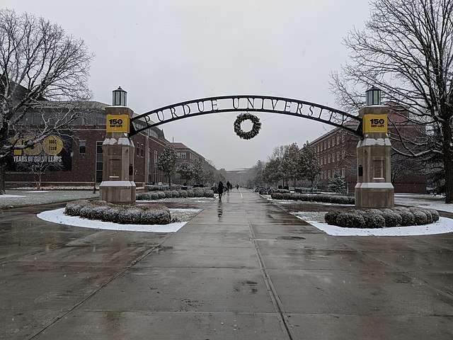640px-Purdue_University_Arch_in_Winter.jpg (640×480)