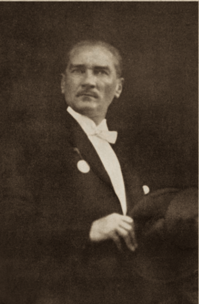 Fitxategi:Reisicumhur Mustafa Kemal Cumhuriyet Bayramı kutlamalarında, Ankara, 29 Ekim 1925.png