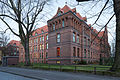 Deutsch: Seniorenwohnheim "Stift zum Heiligen Geist" an der Heiligengeiststraße Nr. 20 im Stadtteil Bult von Hannover. Südfassade zur Heiligengeiststraße. English: Retirement home "Stift zum Heiligen Geist" locatedt at Heiligengeiststrasse no. 20 in Bult quarter of Hannover, Germany. Southern facade towards Heiligengeistrasse.