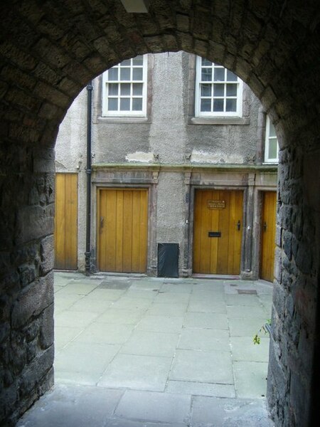 File:Riddle's Court archway - geograph.org.uk - 1338873.jpg