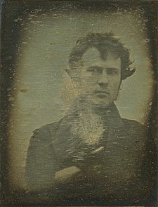 Robert Cornelius: Autoportrét, 1839; na zadní straně fotografie je napsáno: První světelný obraz co byl kdy pořízen