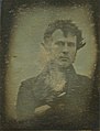 Autorretratu de Robert Cornelius (ochobre o payares de 1839). El primer autorretratu y primer semeya fotográficu de la hestoria.[14]