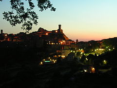 Vista nocturna de Roccatederighi