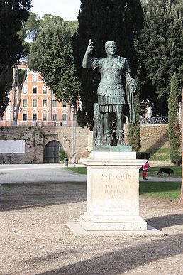 Rom, die Statue von Hadrian im Park Adriano.JPG