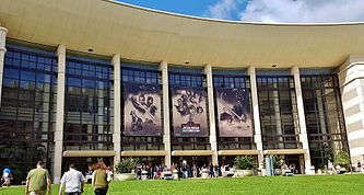 La entrada al Centro de Convenciones del Condado de Orange estaba decorada con carteles que representan a los personajes de las 8 películas de Star Wars que se han estrenado durante 40 años.