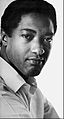 Sam Cooke en avril 1963. Il est retrouvé mort le 11 décembre 1964 dans un motel californien d'une balle de revolver, il est victime d'un complot à cause de ses positions pour le Mouvement afro-américain des droits civiques.