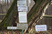 English: A couple of signs in Munich at palace garden Nymphenburg. Deutsch: Schilderwald in München im Schlosspark Nymphenburg.