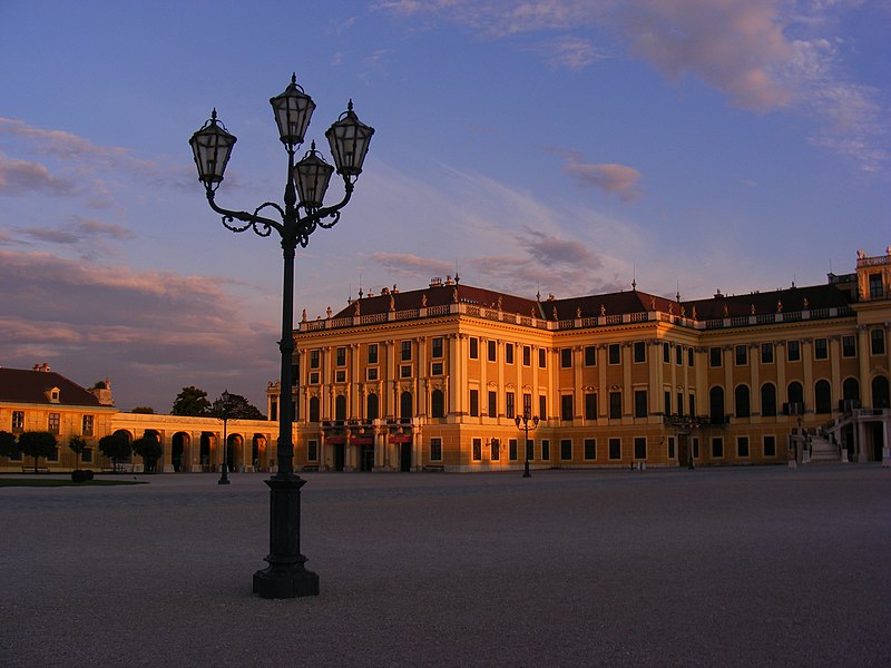 File:Schloss Schönbrunn bei Sonnenuntergang.jpg