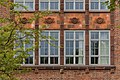 Deutsch: Fassadendetail der Schule Burgstraße in Hamburg-Borgfelde, keramischer Bauschmuck von Richard Kuöhl.