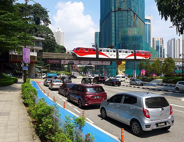 A 4 car monorail train approaching Bukit Nanas Monorail station (at far left)