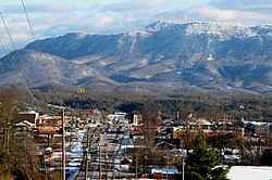 Seymour, con Chapman Highway sulla sinistra e Bluff Mountain in lontananza