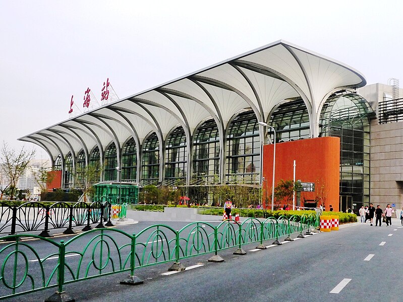 File:Shanghai railway station north side plaza 20100605.JPG