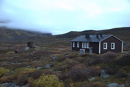 Mountain cabin at Singi; mountain slope to the left covered in clouds