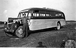 Chauffören Pentti Mäenpää står framför Skärgårdsvägens buss 1955 i Nagu.