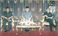 Harmoko (kiri) duduk bersama Presiden Suharto dan Wakil Presiden B. J. Habibie.