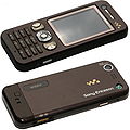 English: Front and back views of the Sony Ericsson W890i mobile phone in the color named Mocha Brown. Svenska: Fram- och baksida på mobiltelefonen Sony Ericsson W890i i färgen Mocha Brown.