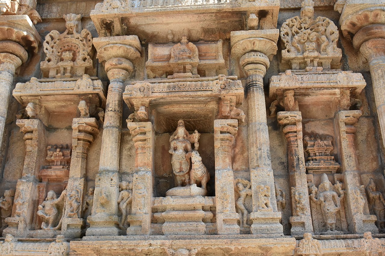 Sri Ranganathaswamy Temple, dedicated to Vishnu, in Srirangam, near Tiruchirappali (46) (37481391062).jpg