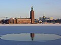 Stockholmská radnice, pohled v lednu přes jezero Mälaren v lednu.