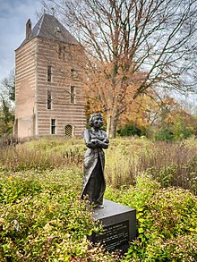 Statue of Bertha van Heukelom in front of the tower of IJsselstein castle Standbeeld - Bertha van Heukelom - IJsselstein (49081318601).jpg