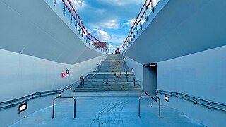 Escalier et rampe d'accès.