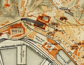La zona della stazione in una mappa pubblicata nel 1886: è ancora presente l'arsenale a nord della stazione, e la galleria Traversata è accessibile solo attraverso una manovra di regresso.[5]