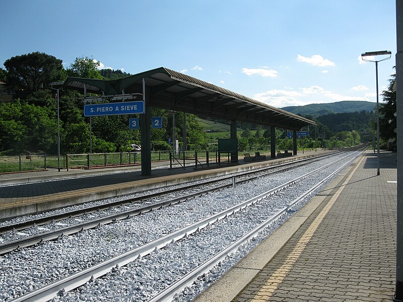 File:Stazione di San Piero a Sieve Pensilina binari 2 e 3.JPG