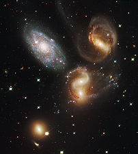 Le Quintette de Stephan, du nom de l'astronome Édouard Stephan, est un groupement visuel de galaxies situé dans la constellation de Pégase. (définition réelle 6 064 × 6 760)