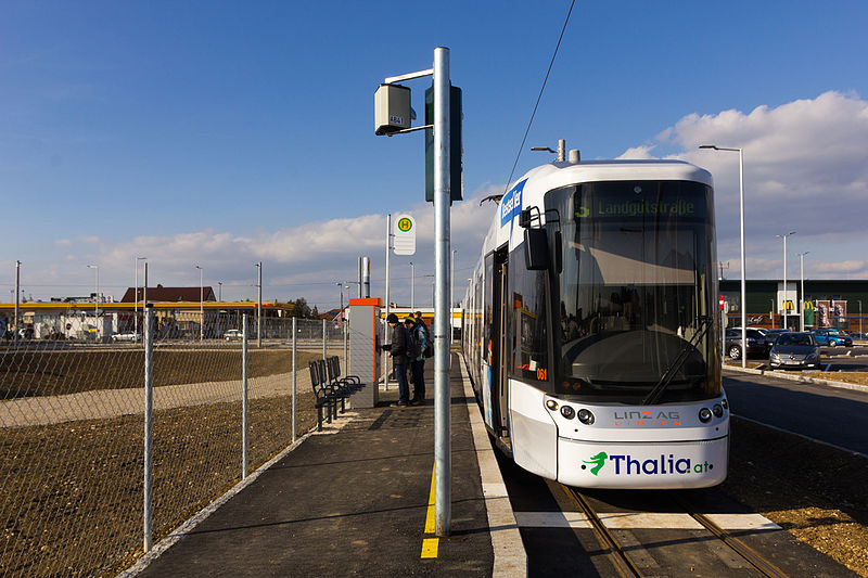 File:Straßenbahn Wendeschleife Trauner Kreuzung.jpg