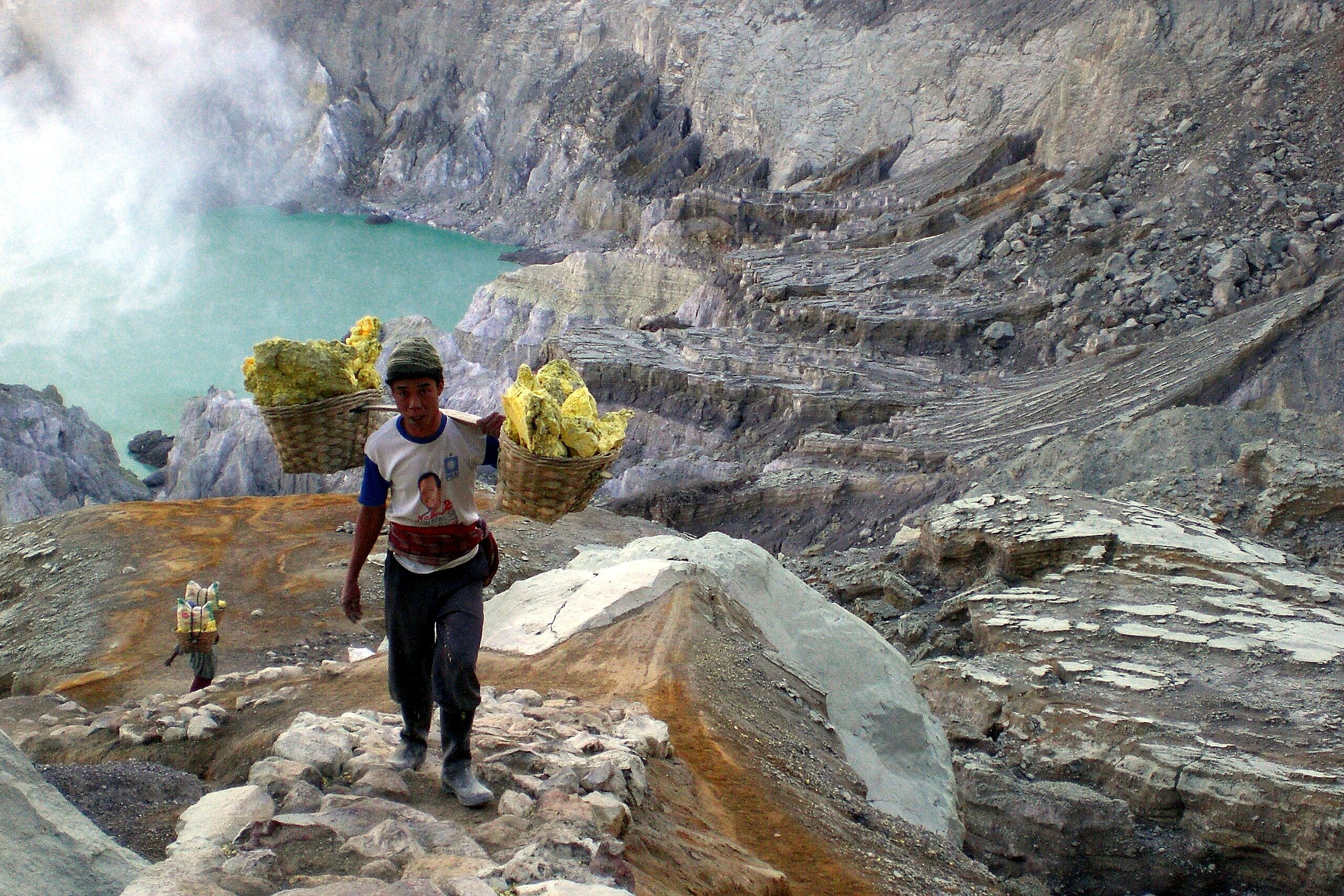 Ficheiro:Beekeeping at Kawah Ijen, Indonesia.jpg – Wikipédia, a