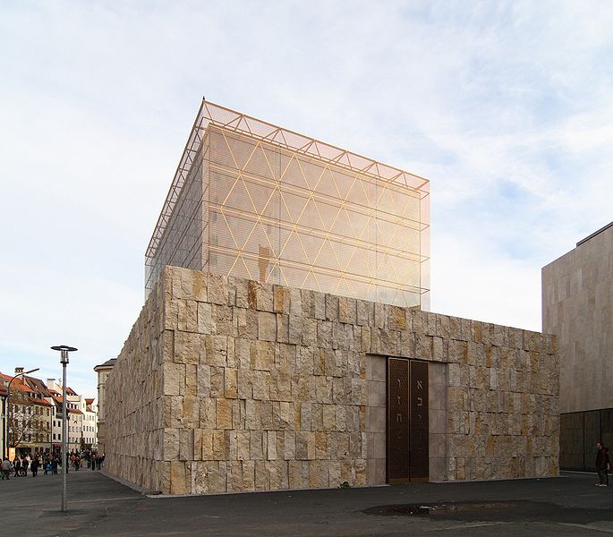 File:Synagoge muenchen(softeis) ShiftN cropped.jpg