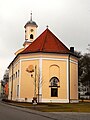 Ostseite der Kirche St. Georg am Marktplatz in Tüßling, Landkreis Altötting, Regierungsbezirk Oberbayern, Bayern. Als Baudenkmal unter Aktennummer D-1-71-133-5 in der Bayerischen Denkmalliste aufgeführt.