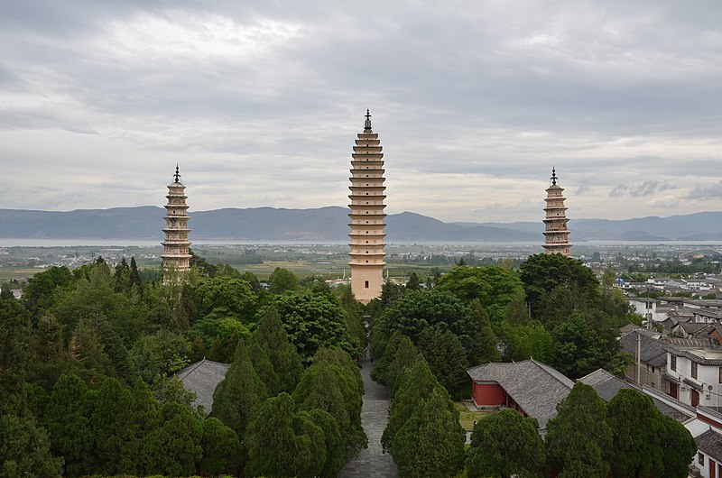 File:Tři pagody v Dali - panoramio.jpg