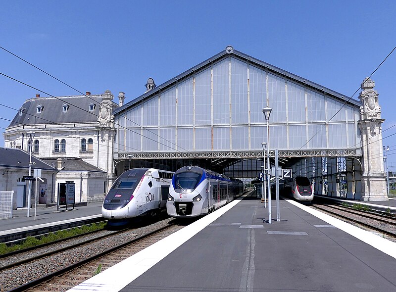 File:TGV et TER en gare de La Rochelle-Ville (juin 2023).JPG