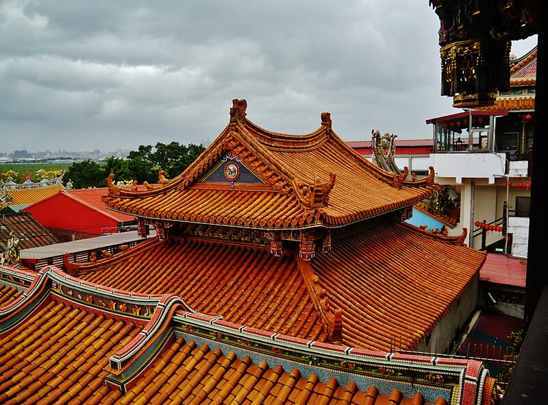 File:Taipeh Guandu Temple Dachlandschaft 10.jpg