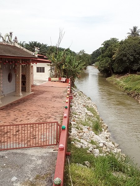 File:Temple By The River, Lata Kinjang, Perak.jpg