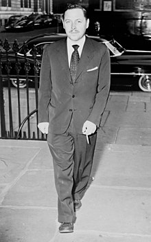 Williams arriving at funeral services for Dylan Thomas, 1953 Tennessee Williams NYWTS 2.jpg