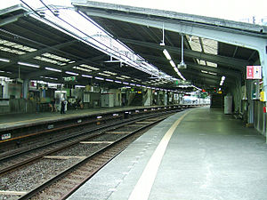 Tokyu-теміржол-тойоко-желі-Хакураку-станция-platform.jpg